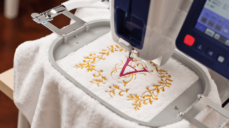 Brother VR broderimaskine i brug med touchscreen og broderidesign
