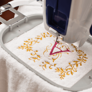 Brother VR broderimaskine i brug med touchscreen og broderidesign