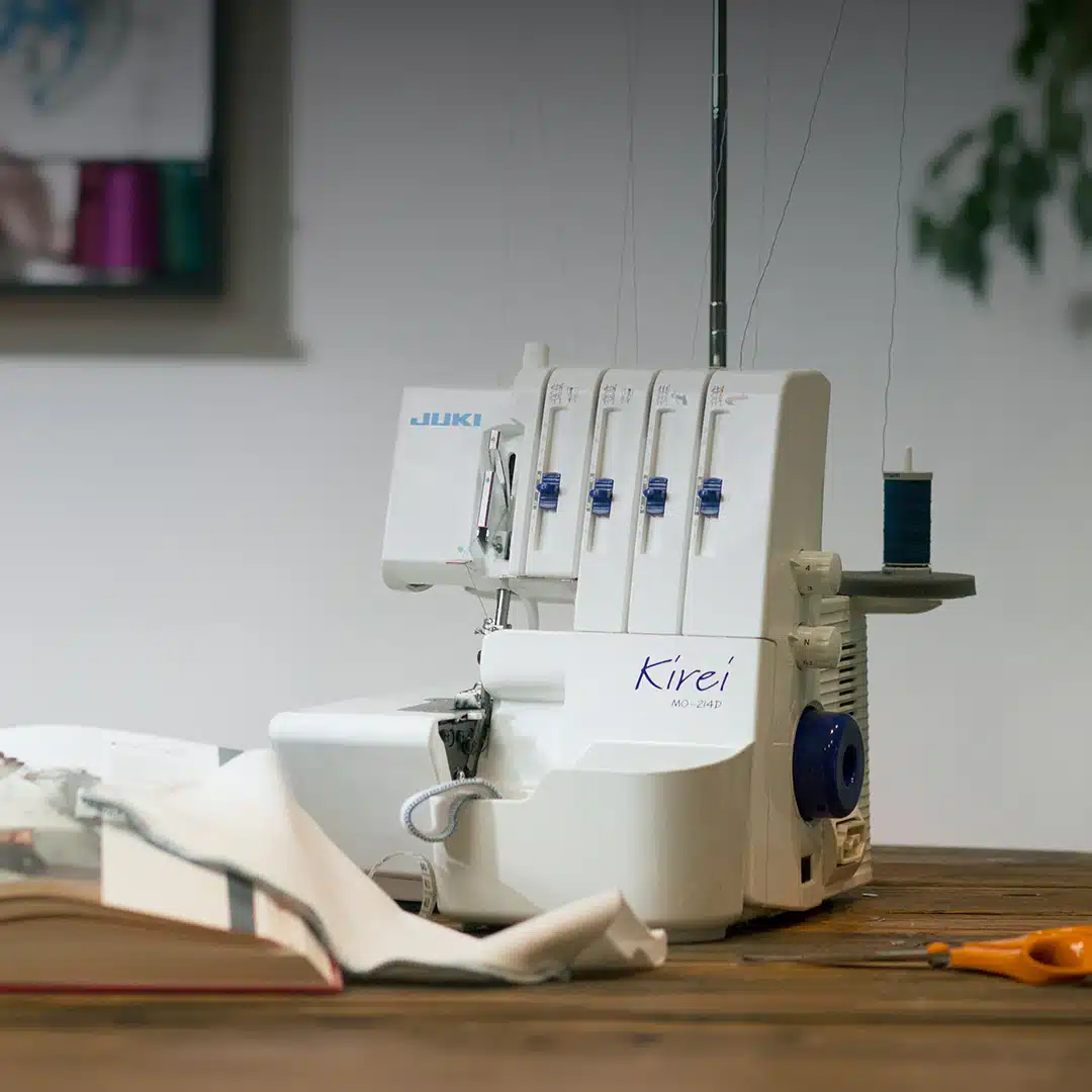 Juki MO-214D overlocker set skråt forfra