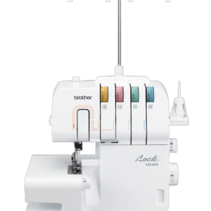 Brother 1034DX overlock set forfra Brother 1034DX overlock i brug til stofkantning Brother 1034DX overlock med trådning og nåleområde Brother 1034DX overlock med friarm funktion Brother 1034DX overlock til syning af strækstof